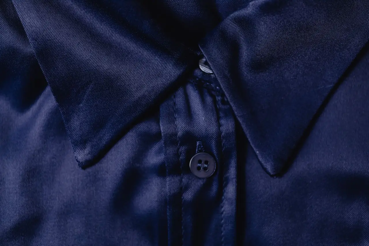 广州职业装定制指南：鸿洛服饰衬衫与西裤面料工艺解析正文配图 1