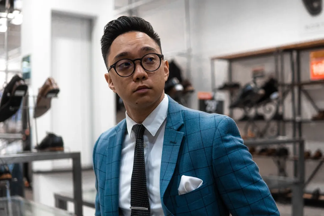 广州职业装定制指南：鸿洛服饰衬衫与西裤面料工艺解析正文配图 2
