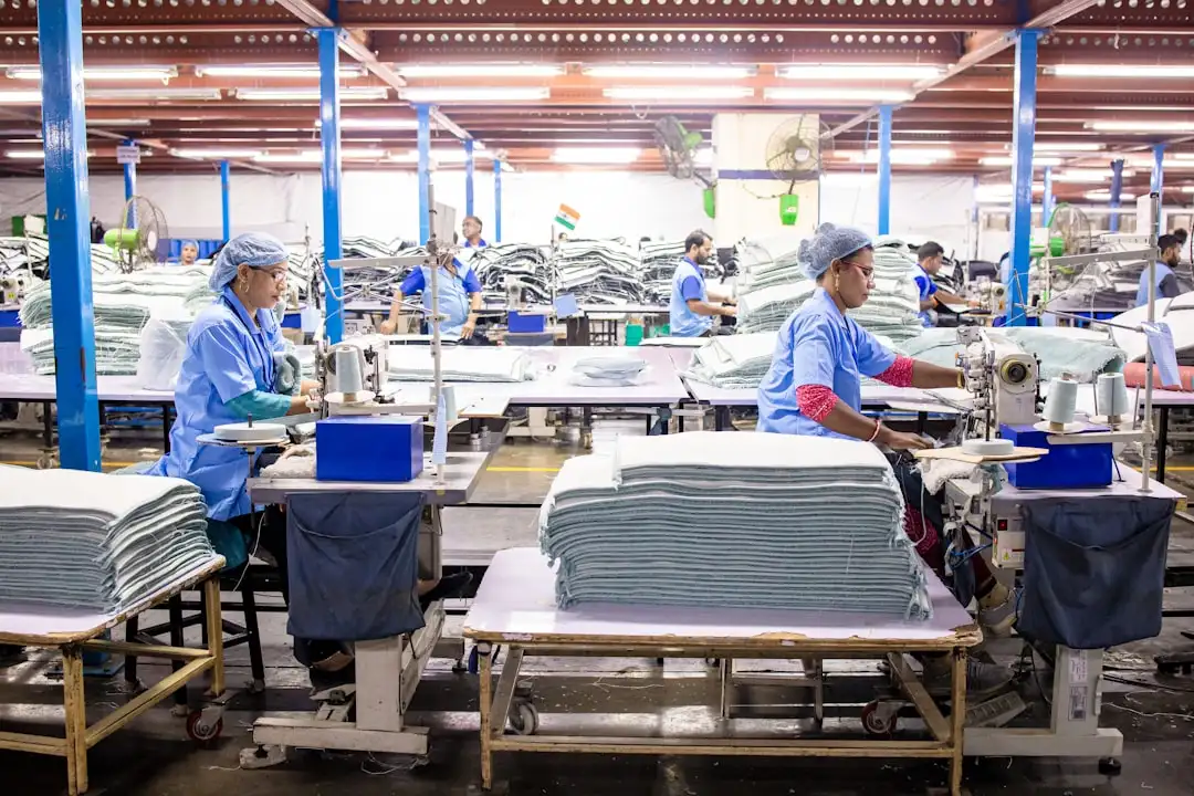 广州市鸿洛服饰有限公司职业装定制：面料工艺与版型技术解析